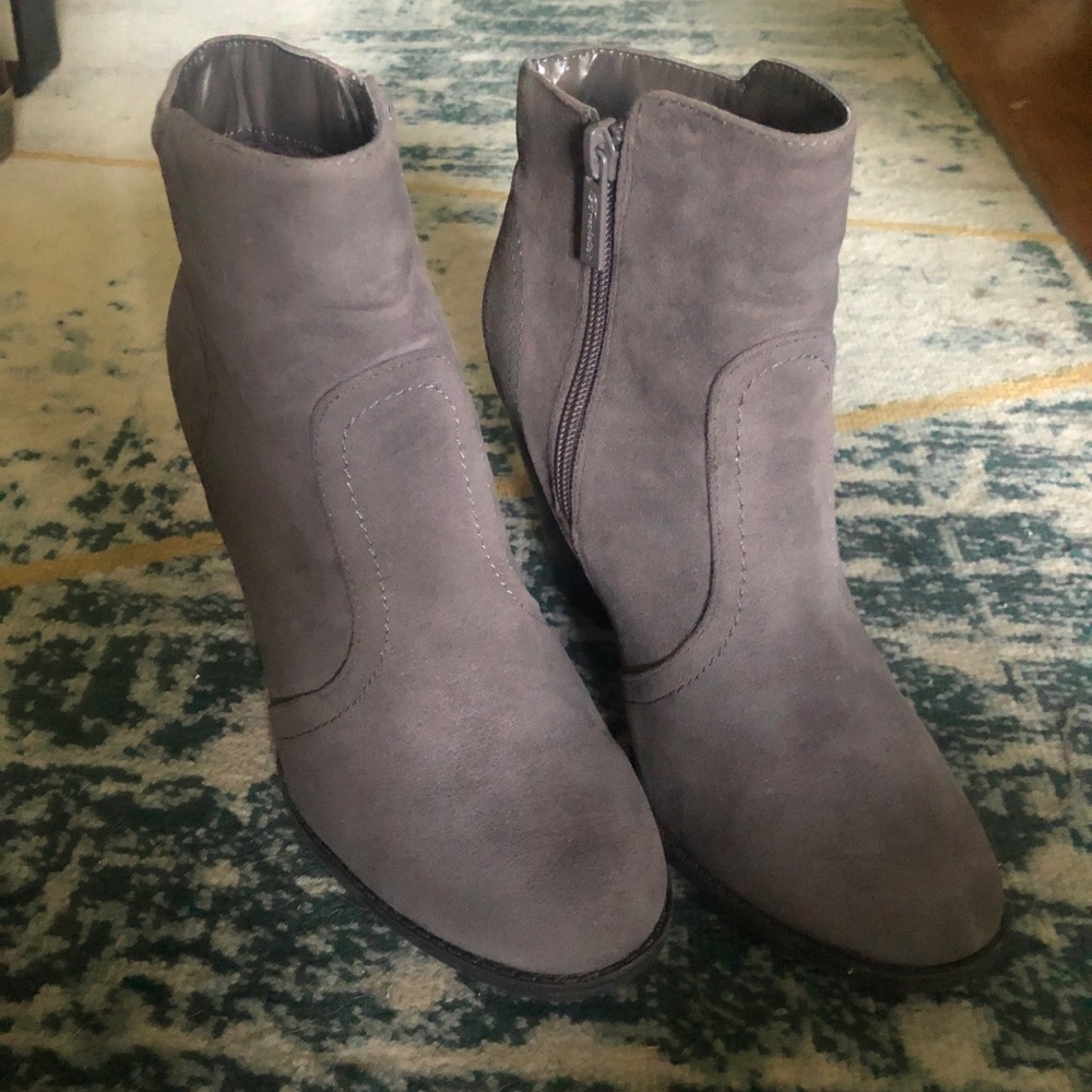Breckelles • grey heeled booties